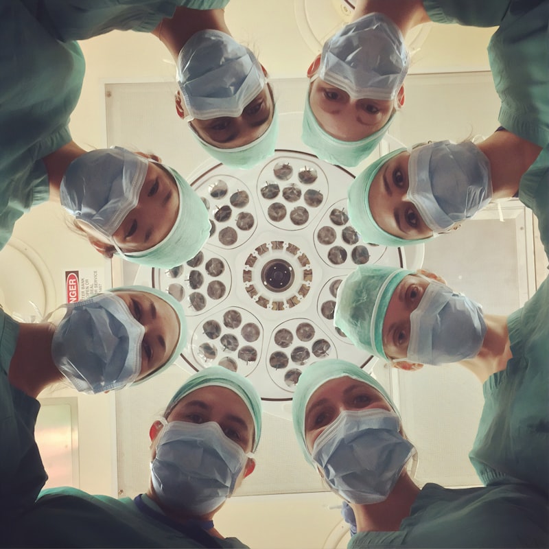 Dokter melakukan pemeriksaan kesehatan